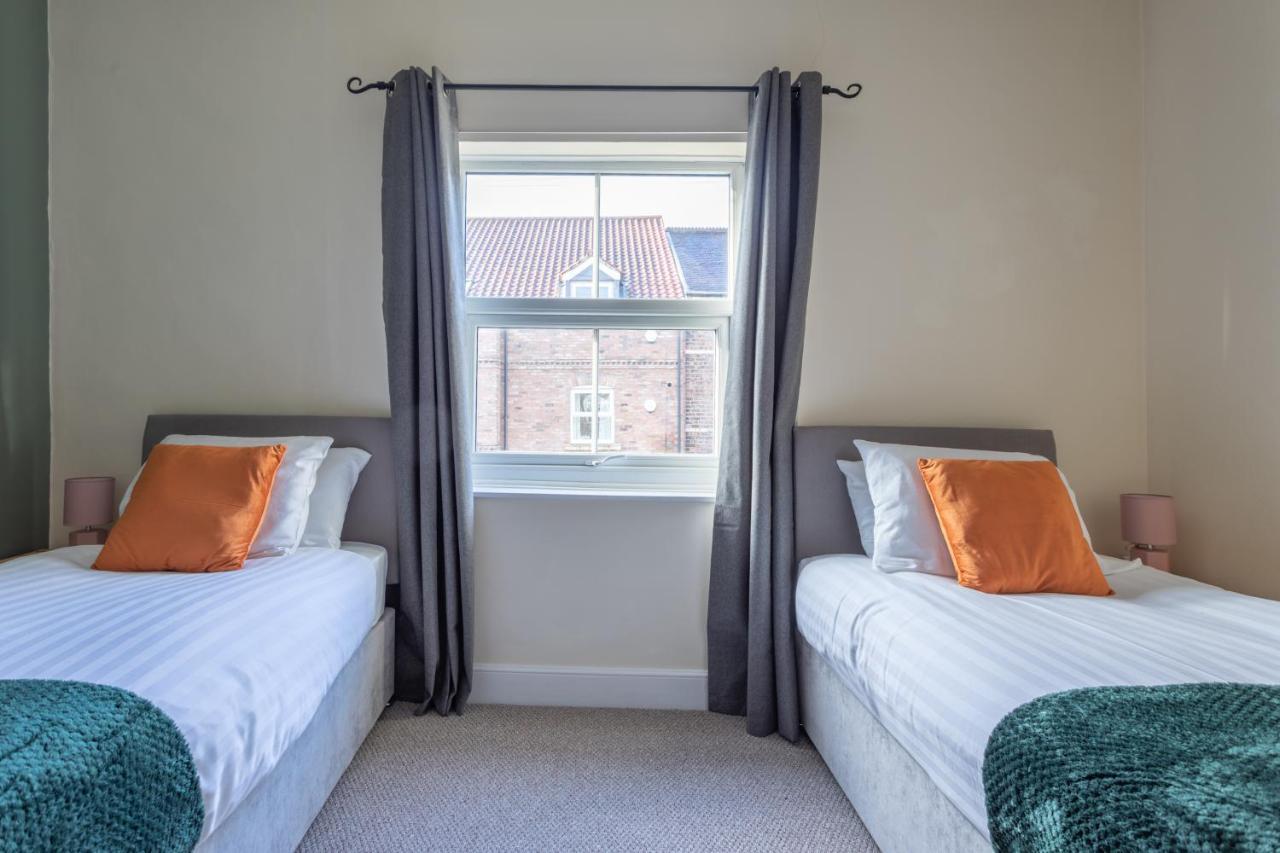 Milton - Cosy 2 Bed House, 15 Min Walk To Center, For Up To 6 - With Period Features, Fireplace, Superfast Wi-fi, Private Garden, Free On Street Parking York